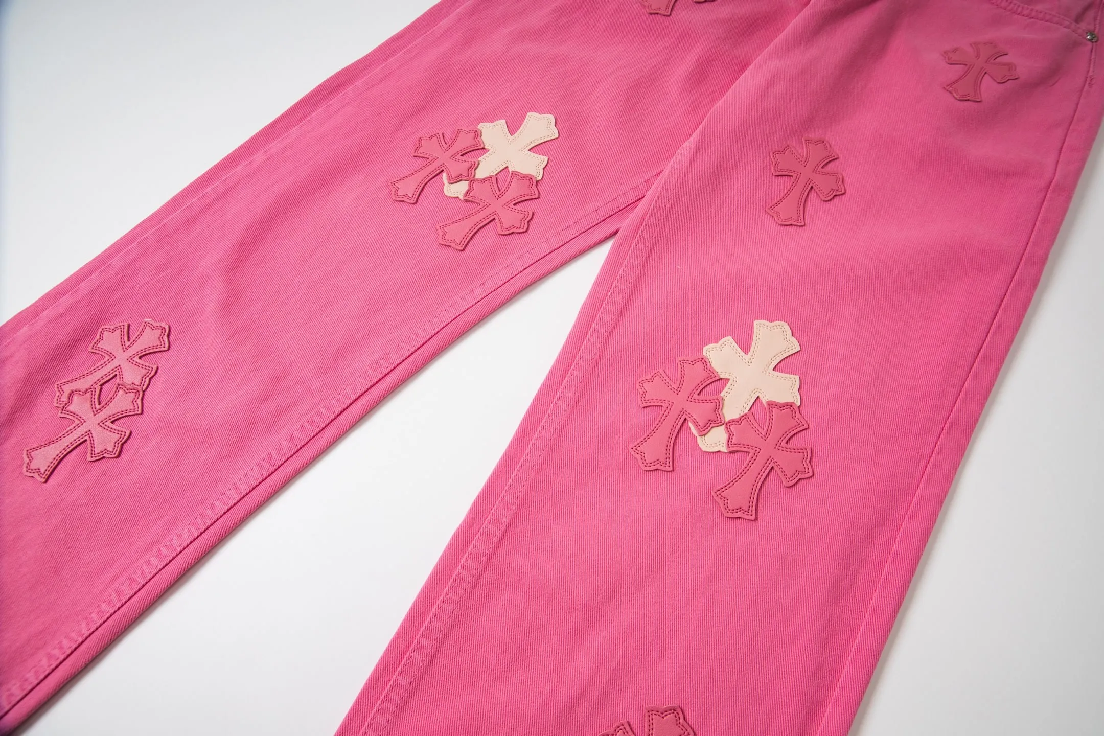 P270 💰 (Top version) CHROME HEARTS 25ss dopamine light pink cross leather washed jeans - Full of exploring the ultimate in fashion, Chrome Hearts' new Chrome Hearts pants not only present a unique style, the fresh ice blue looks particularly youthful and energetic. The mid-high waist design is paired with a lazy and casual style, which not only shows long legs but also maintains a casual feel. It is a must-have fashion choice for trendy men and trendy women. Color: Dopamine powder Size: 28-30-32-34 (corresponds to S-M-L-XL)